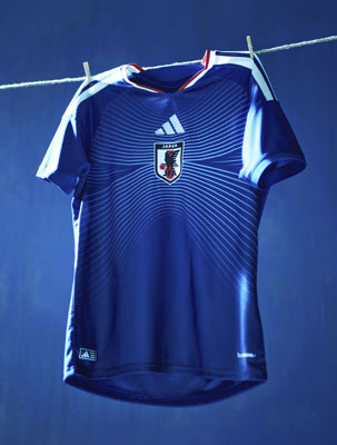 写真:サッカー日本代表が2026年W杯北中米3カ国大会で着用する新ユニホーム(©adidas is the official supplier of the Japan National Team)