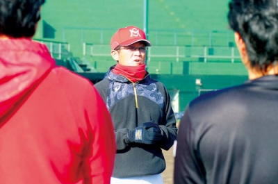 写真:練習前の円陣で話す船尾監督