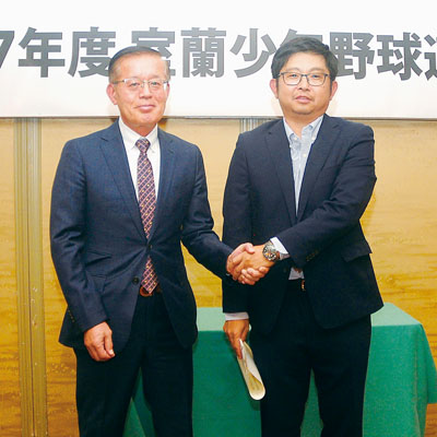 写真:表彰状を手にする本間監督(右)と早川会長