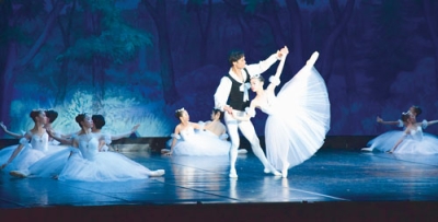 写真:バレエコンサートの舞台で華麗に舞う出演者