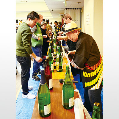 写真:各地の日本酒が並んだ「日本酒&ビール祭り」