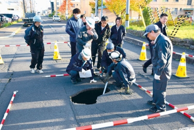 写真:陥没した東町4の市道=5日午後3時15分ごろ