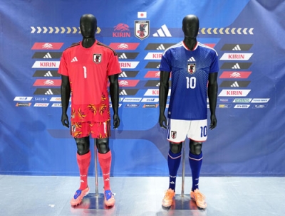 写真:お披露目されたサッカー日本代表が2026年W杯北中米3カ国大会で着用する新ユニホーム=6日、東京都内