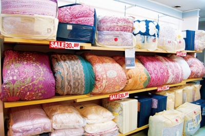 写真:各グレード取りそろえた羽毛布団が買い時