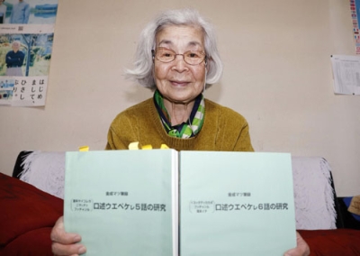 写真:金成マツが残したノートの翻訳に取り組む大須賀るえ子さん=10月、白老町