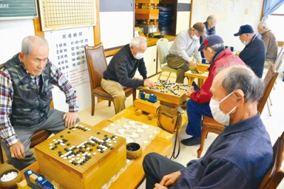 写真:一手ずつ真剣に打ち合う参加者ら