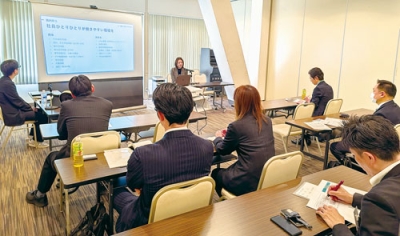 写真:企業の説明に耳を傾ける教職員ら