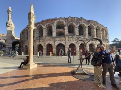 写真:ミラノ・コルティナ冬季五輪の閉会式が行われるベローナの円形闘技場=6日(共同)