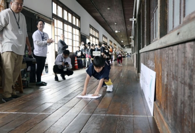 写真:愛媛県西予市の宇和米博物館で開催された雑巾がけレースの大会「Z―1グランプリ」