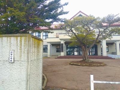 写真:2028年4月から義務教育学校の校舎として使用の方針が示された虻田小校舎
