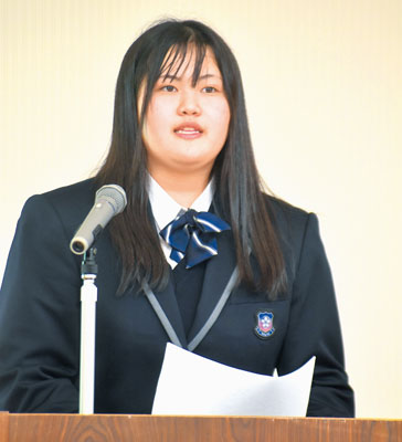写真:経験を自分の言葉で堂々と発表し最優秀賞に輝いた田中さん