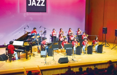 写真:軽快なジャズサウンドで聴衆を魅了した定期演奏会