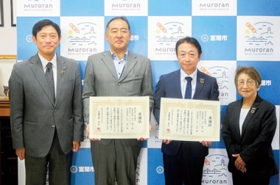 写真:感謝状を手にする谷口代表取締役(右から2人目)と赤保内支店長(同3人目)ら