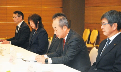 写真:記者会見で所信や主要事業を説明する中田会頭(中央)