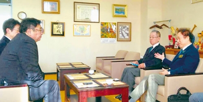 写真:登別市を訪問した玉井ガバナー(右端)