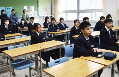 写真:坂本さんの講話に耳を傾ける登別中生徒