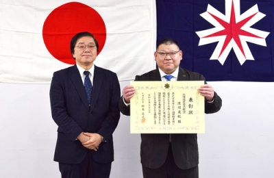 写真:表彰状を受け取り笑顔を見せる渡辺さん(右)