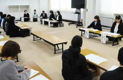 写真:子どもの小学校入学に向けて話し合った集い