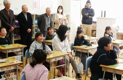 写真:地域住民や保護者らが参観した公開授業