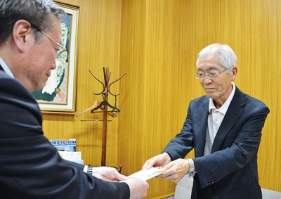 写真:安宅教育長に善意を手渡す垣内さん