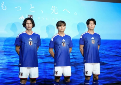 写真:サッカーW杯北中米3カ国大会で着用する新ユニホームのイベントに参加した(左から)南野、久保、中村=10日、東京都内