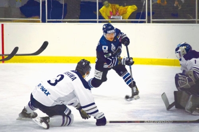 写真:【日鉄室蘭-ダイナックス】第3ピリオド終盤、6点目のシュートを放つ日鉄室蘭・村上(中央)=新和産業アイスアリーナ室蘭