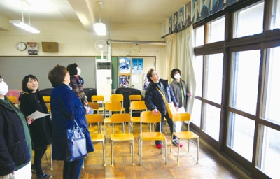 写真:虻田中校舎を懐かしむ卒業生