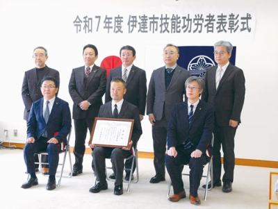 写真:表彰状を手にする土門さん