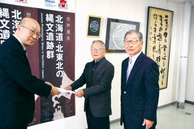 写真:提言書を提出する本多会長(中央)