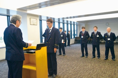 写真:沼田消防長から辞令を受け取る職員たち