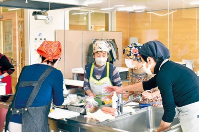 写真:調理実習を通して親睦を深める参加者