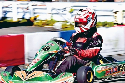 写真:レースでマシンを走らせる外﨑選手(提供写真)