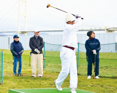 写真:白鳥カップの今季最終戦となる「霜月大会」でプレーを楽しむ出場者たち