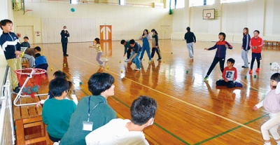 写真:玉入れを楽しむ子どもたち