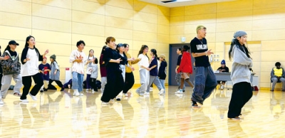 写真:「UNLOKK」メンバーと振り付けの練習を行う参加者