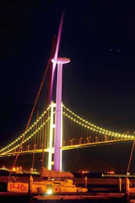 写真:紫色にライトアップされた祝津風力発電所=12日午後5時半ごろ