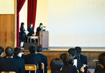 写真:地域研修でまとめた内容を発表する生徒たち