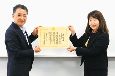 写真:會田署長から感謝状を贈られた千葉校長(左)