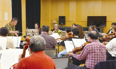 写真:本番に向け最後の調整をする市民オケのメンバー