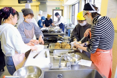 写真:胆振管内で水揚げされた水産物を使った料理教室=昨年の様子