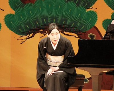 写真:ピアノ講談も披露した一龍齋さん