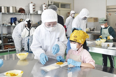 写真:カボチャパイ作りを通して交流を深める子どもたち