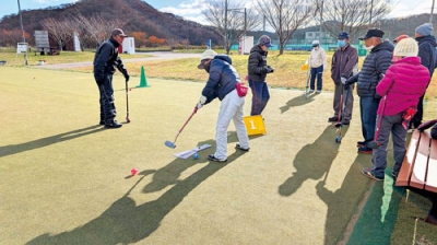 写真:プレーを楽しむ出場者