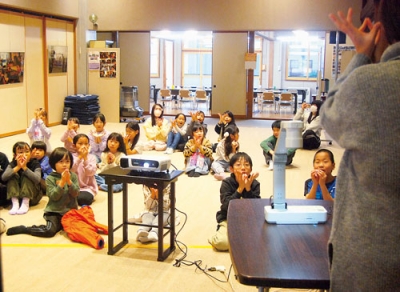 写真:お泊まり会でわらべ歌を楽しむ子どもたち