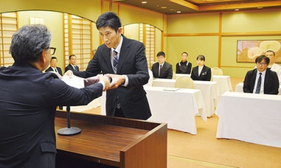 写真:木村会頭から表彰される登別グランドホテルの従業員