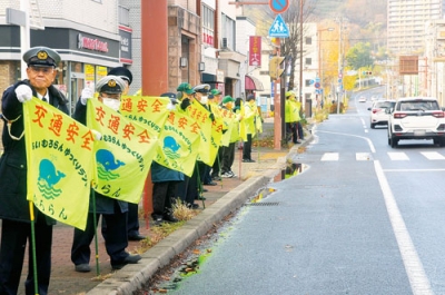 写真:道路沿いに並んで安全運転を呼びかけた街頭啓発活動