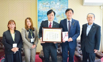 写真:寄付で室蘭市役所を訪れた明治安田生命保険苫小牧支社の掛水支社長(中央)と室蘭営業所の至極所長(右)