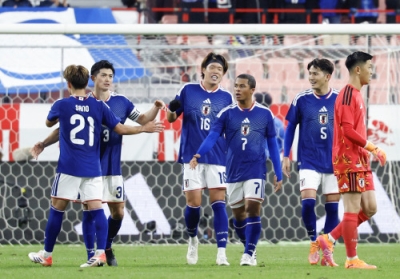 写真:ガーナに勝利し、喜ぶ谷口(左から2人目)ら=豊田スタジアム