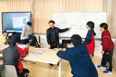 写真:「テトリスは単純だけど奥が深い」と解説する千葉センセイ(中央)