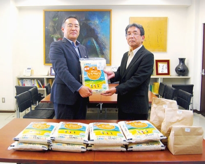 写真:米袋を手渡す赤保内支店長(左)と伊藤施設長